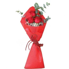 3 pieces red roses in a bouquet