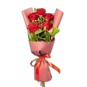 5 pieces red roses in a bouquet